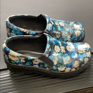 Klogs brand clogs - size 9 - blue floral